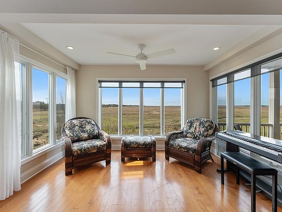 5th image of 24 Safe Harbor Dr APT 1