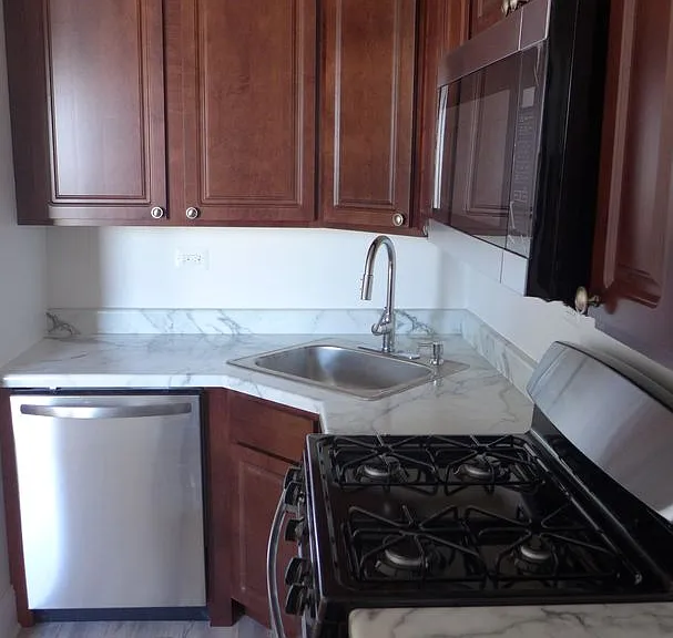 Linder/ Lawrence Apartments — Photo 29