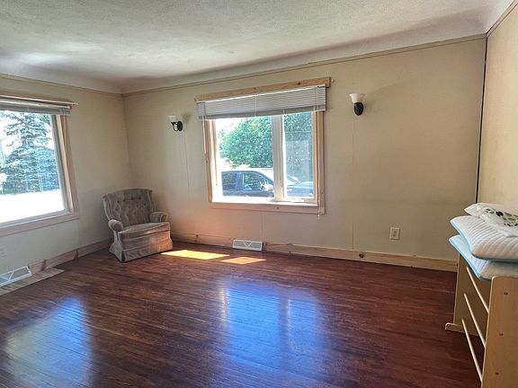 3rd image of 624 Cedar St