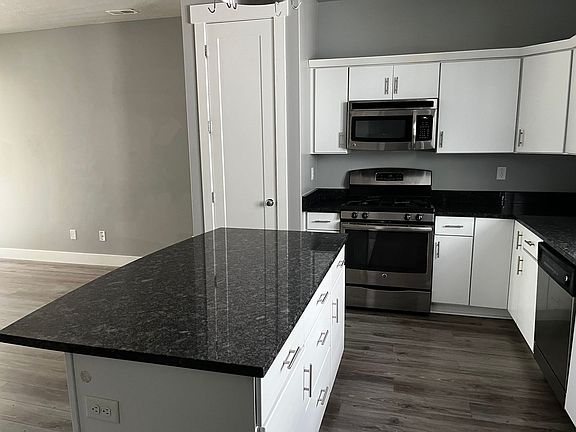 5th image of 544 S Denver St #3