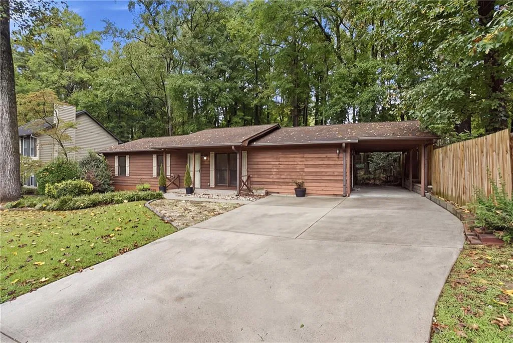 4 bed, 2.0 bath, 1456 sqft, $2,300 — Photo 2