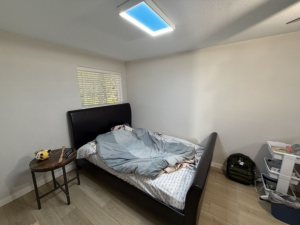 1st image of 2914 Sunset Dr W #5