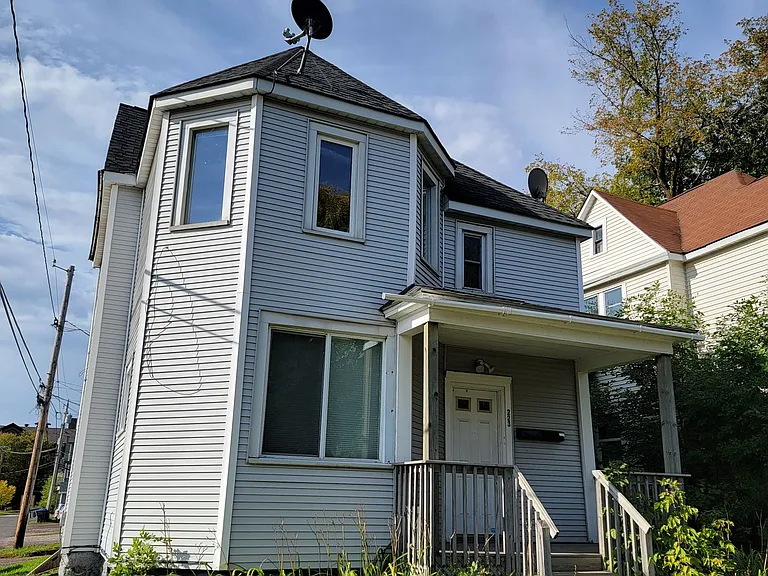 223 N 11th Ave E — Photo 5