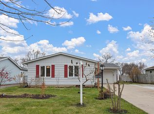 18596 W Karen Ln, Gurnee, IL 60031