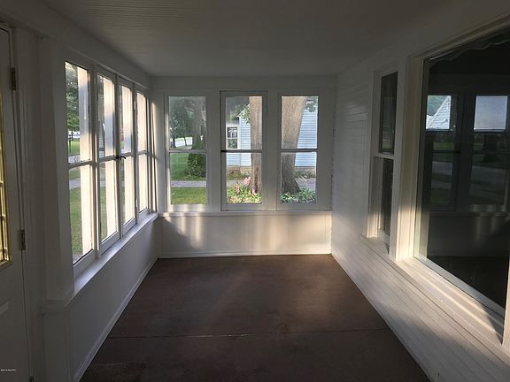 4th image of 1074 E Isabella Ave