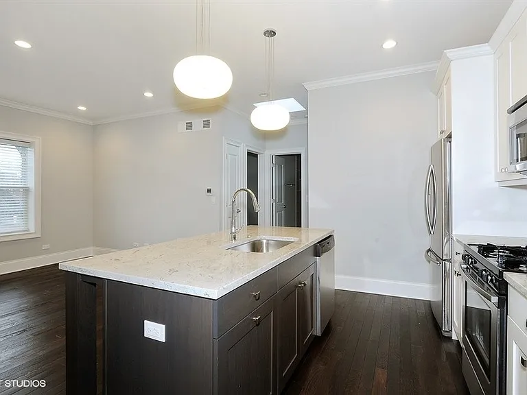 2305 W Waveland Ave — Photo 7