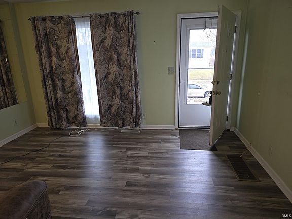 4th image of 214 N Vickery Ln
