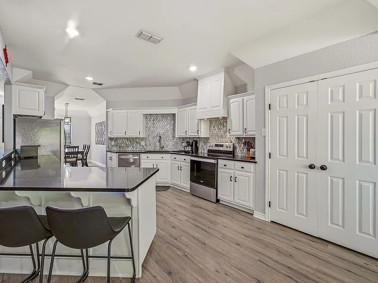 1703 Sully Ct — Photo 9