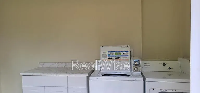 509 NW C St #5 — Photo 22