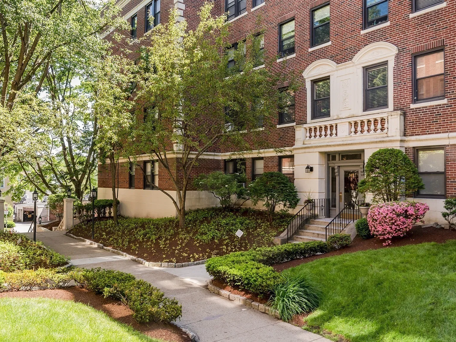 2 bed, 1.0 bath, 910 sqft, $3,500 — Photo 2