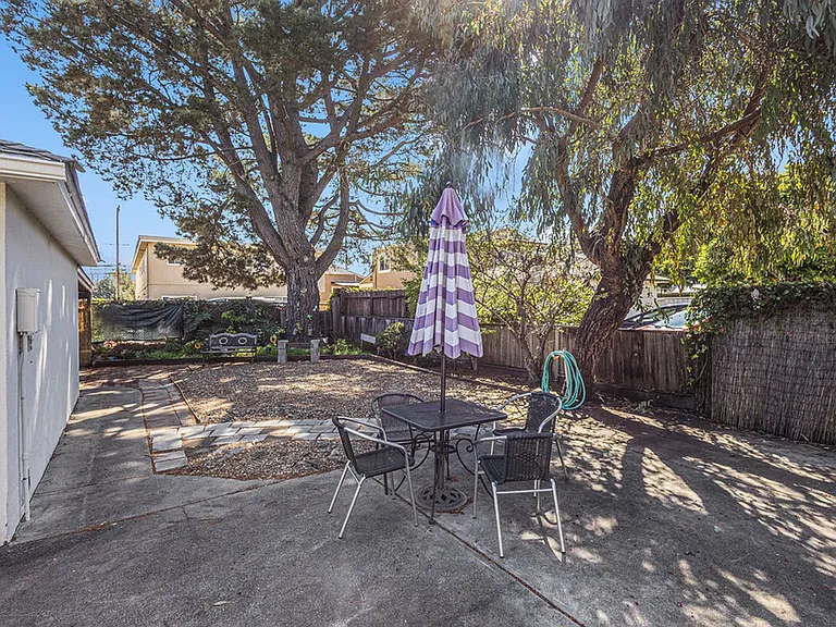 1542 Bay St. - 2 bedroom | 1 bath | Large backyard — Photo 18
