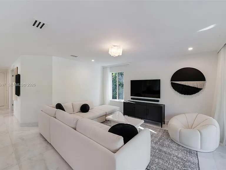 1316 N Venetian Way — Photo 12