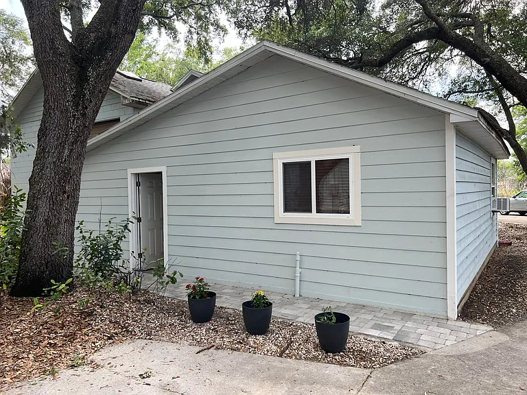 The exterior is a small, private cottage. Attractive for your guest.