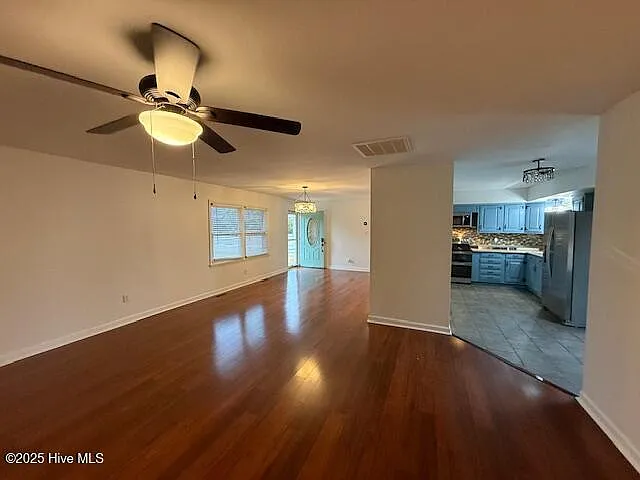 3 bed, 2.5 bath, 1689 sqft, $2,150 — Photo 3