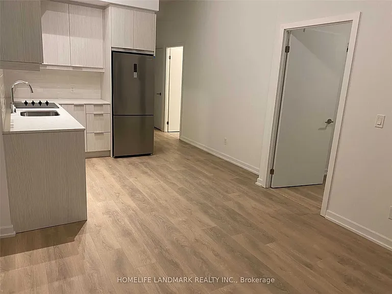 36 Manor Rd E #312 — Photo 3