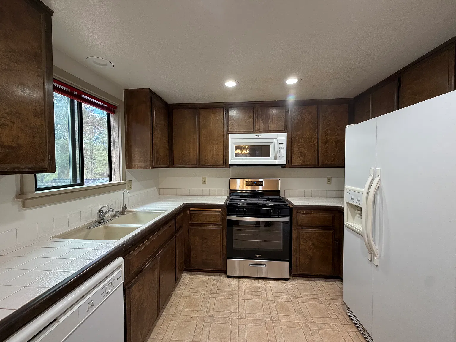 3 bed, 2.5 bath, 1937 sqft, $2,450 — Photo 3