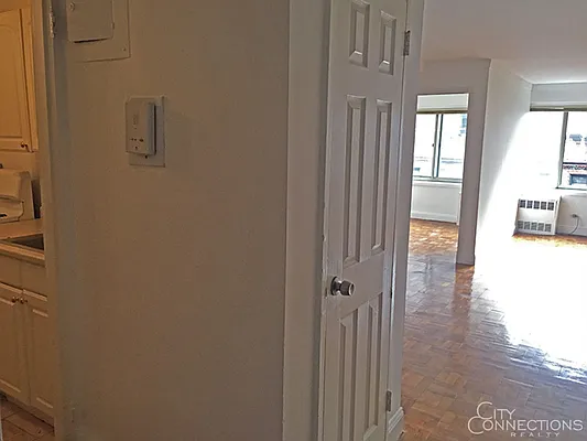 Rented by City Connections Realty | media 8