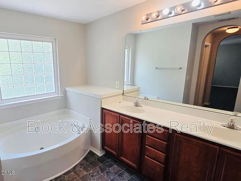 8208 Stone Cellar Dr — Photo 23