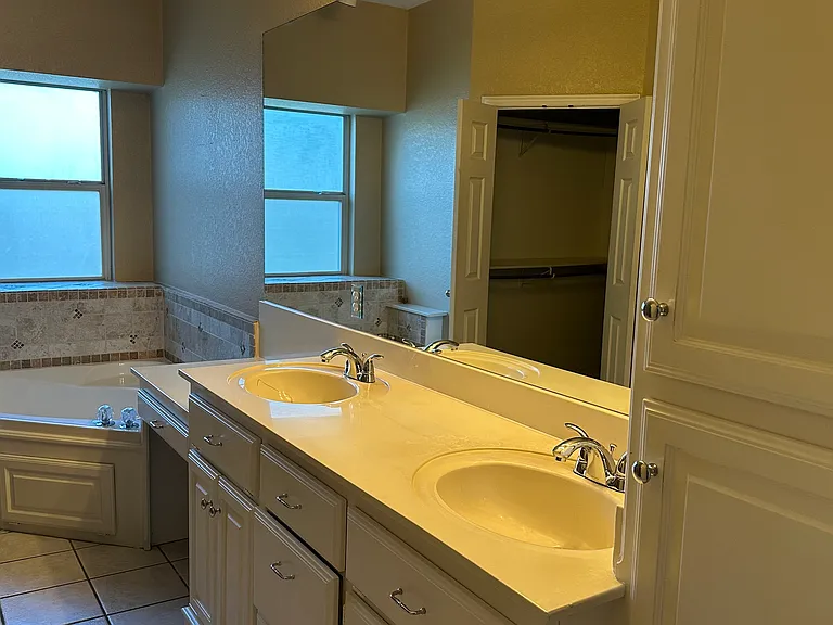 3901 Mayfair Dr — Photo 9