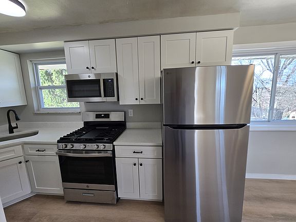 3rd image of 402 Dunbar Dr