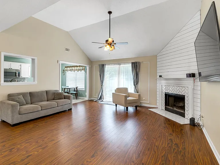 307 Coffee Bluff Villa Rd — Photo 6