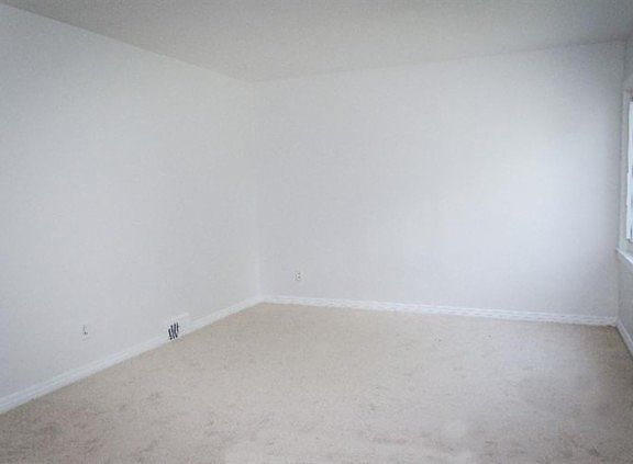 2nd image of 447 Ainsworth Cir