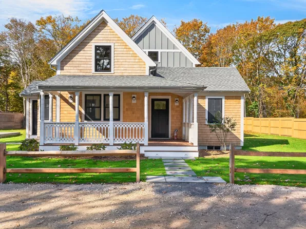 25 Oak Ave, Oak Bluffs, MA 02557