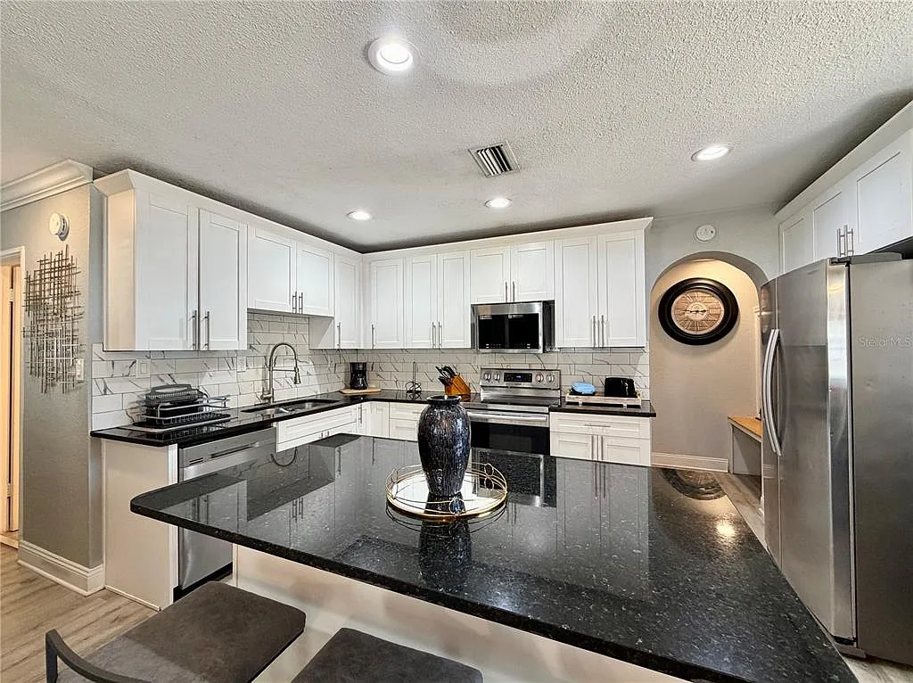 3 bed, 2.0 bath, 1404 sqft, $2,800 — Photo 4