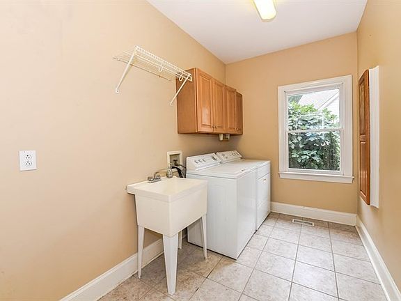 3rd image of 609 River Oaks Ln