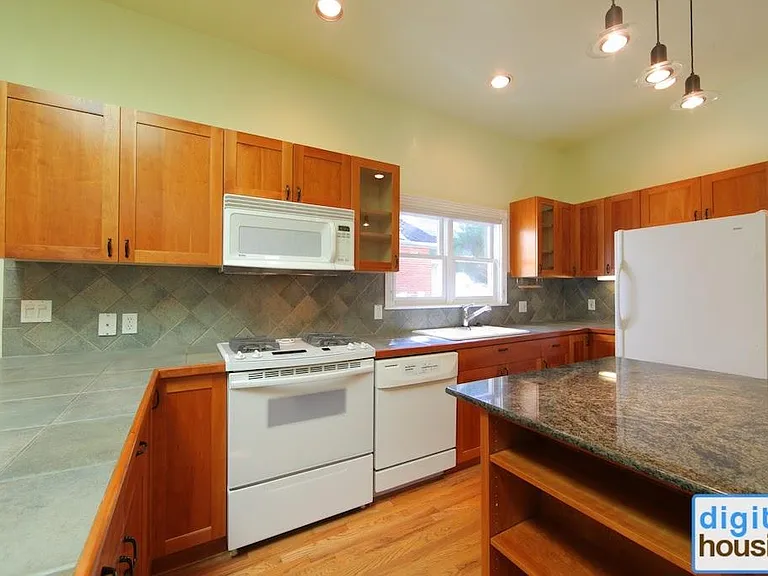 1112 Maxwell Ave — Photo 6