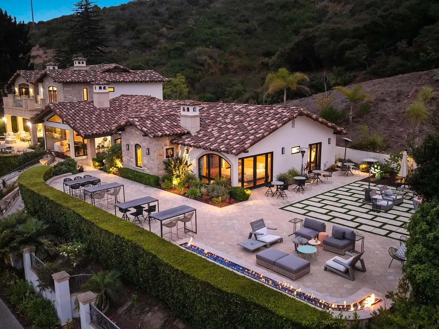 7 bed, 6.5 bath, 5800 sqft, $65,000 — Photo 2