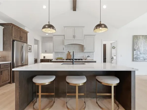 4205 NE Chapel Manor Dr, Lees Summit, MO 64064