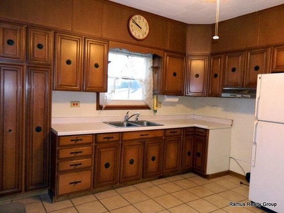 3rd image of 534 W Oak St