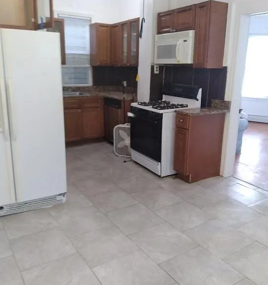 366 Howe Ave #2 — Photo 2