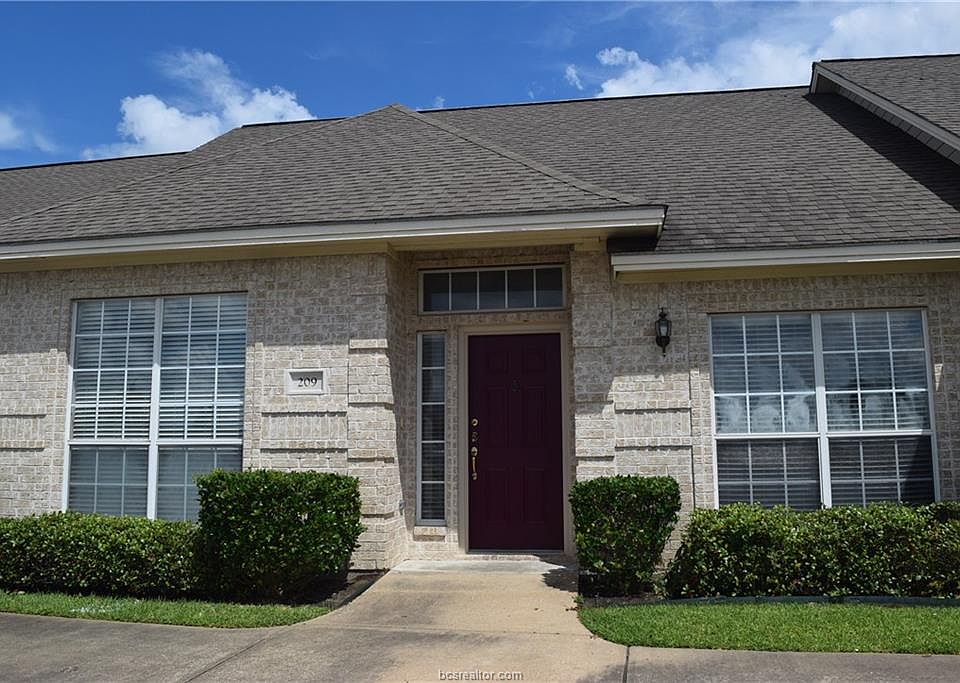 1st image of 209 Navarro Dr