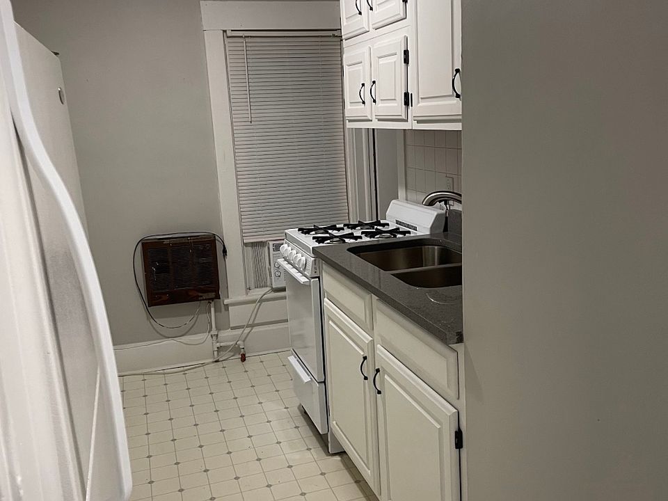 2nd image of 109 E Poplar St #2