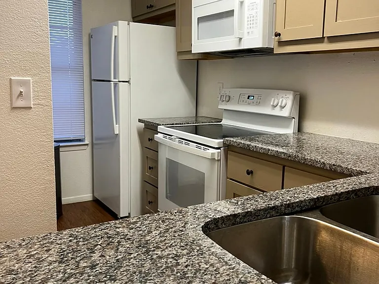 710 W Collins St — Photo 3