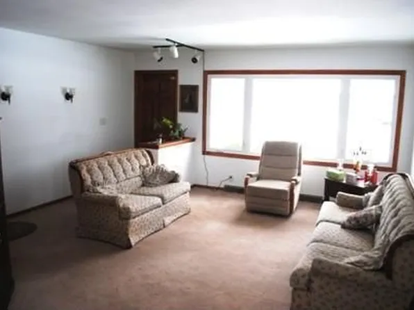 1924 Chapman Dr, Waukesha, WI 53189