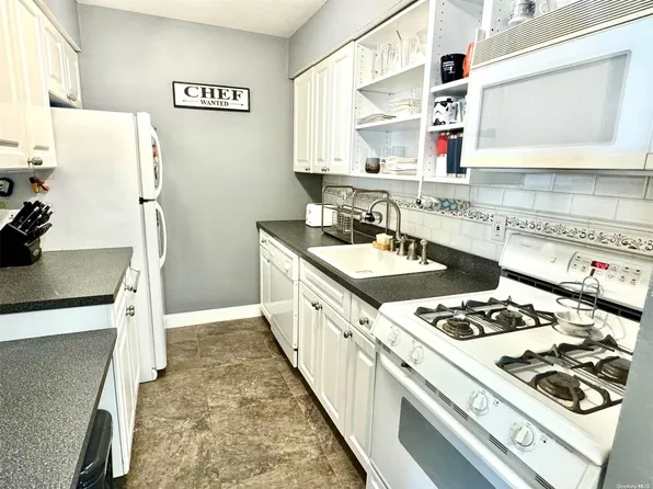 58 Pointe Circle S #58, Coram, NY 11727