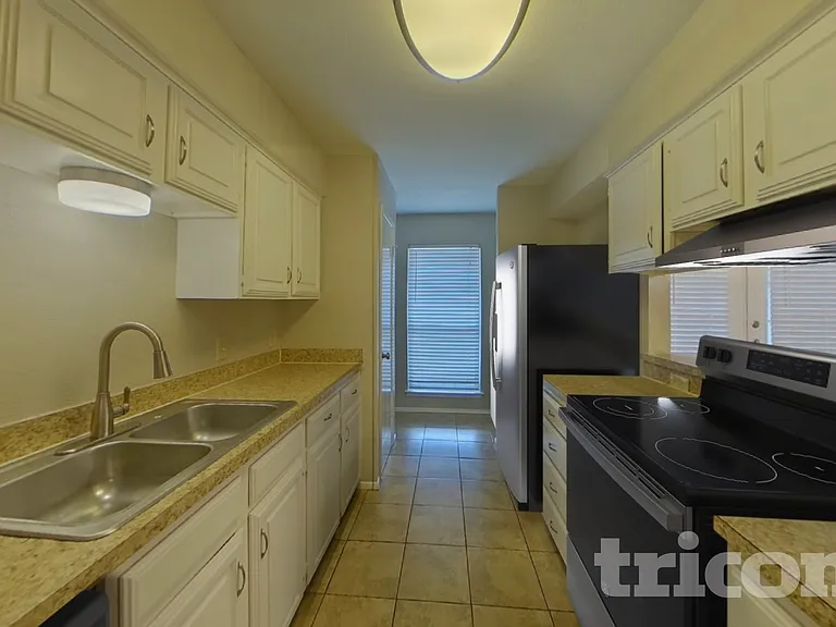 1226 Meadow Creek Dr — Photo 8