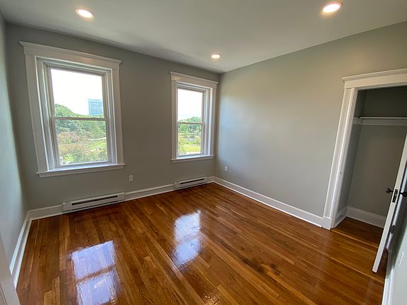 3rd image of 73 Park Dr APT 19