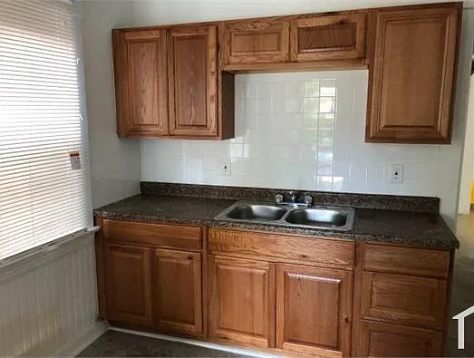 5 bed, 2000 sqft, $2,300 — Photo 2