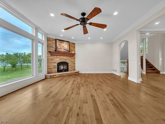 3rd image of 664 E Dawnwood Dr