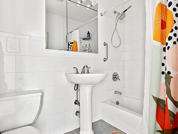 4th image of 167 Allen St APT 3A