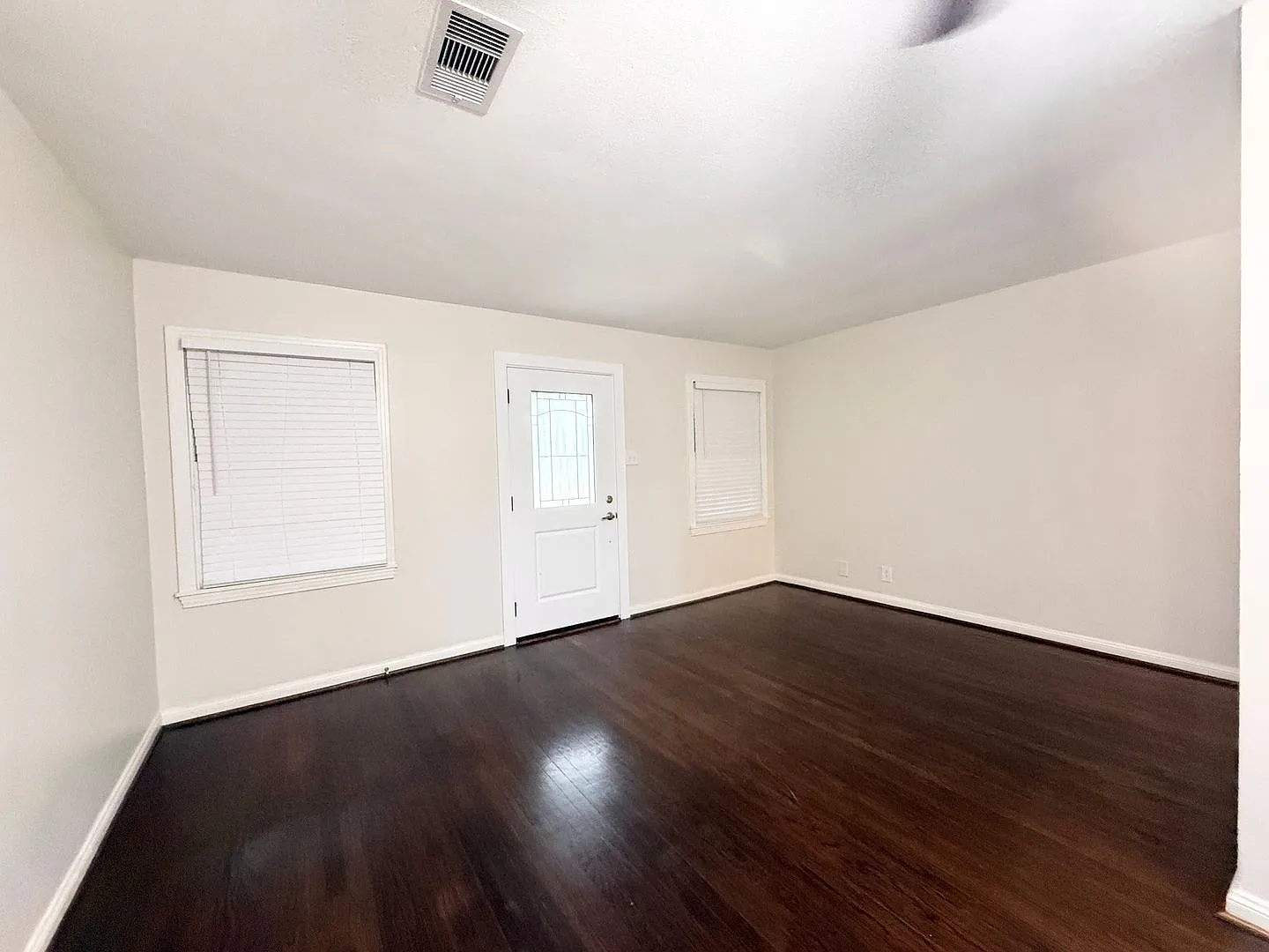 Beautiful 2/1/1 w/ study in Angleton!! Very Cute Home ! — Photo 3