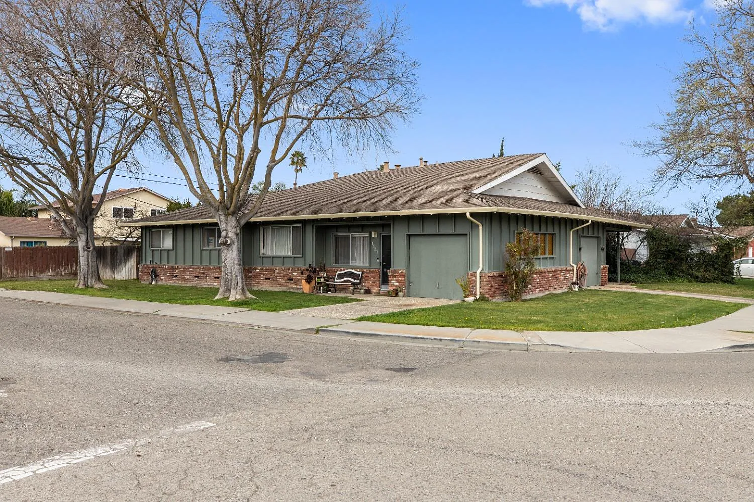 1521 W Beverly Pl photo 1