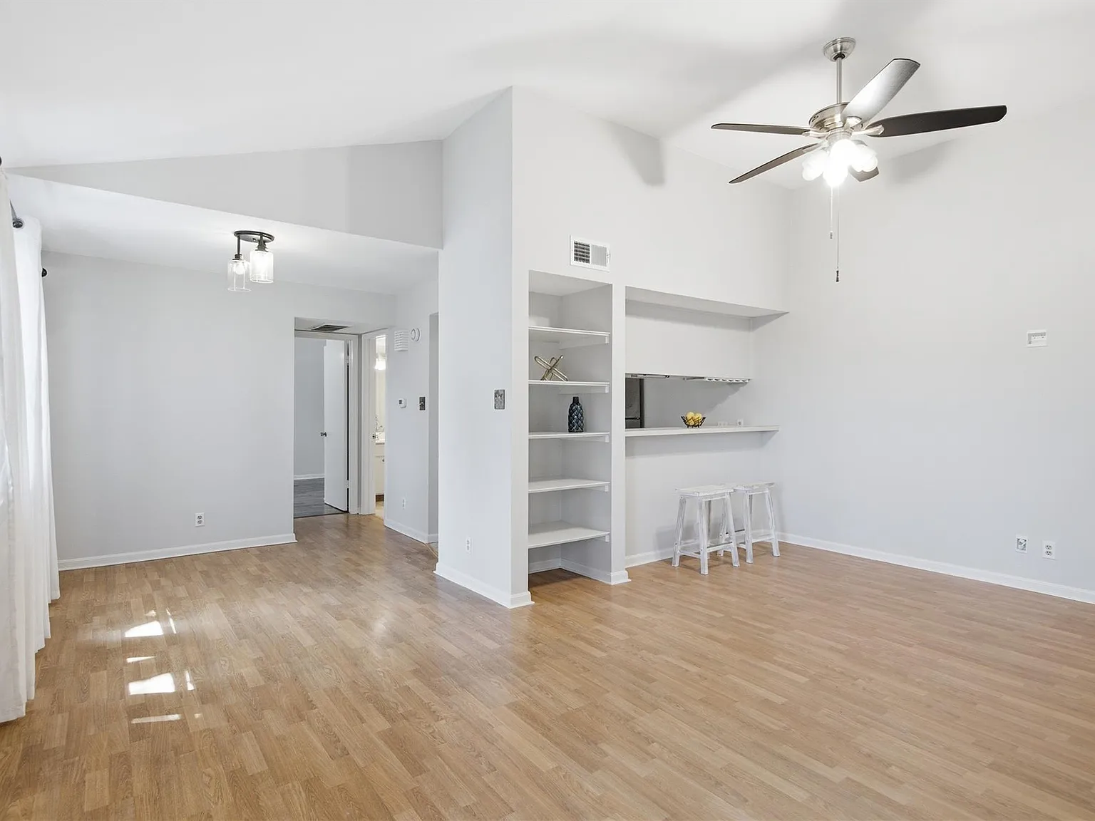 1 bed, 1.0 bath, 759 sqft, $1,300 — Photo 3