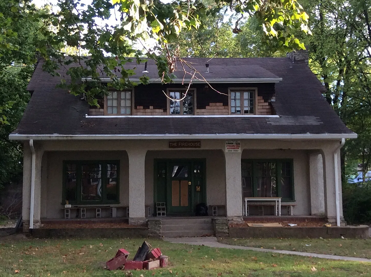 6 bedroom 2 full bath single family home with yard — Photo 3