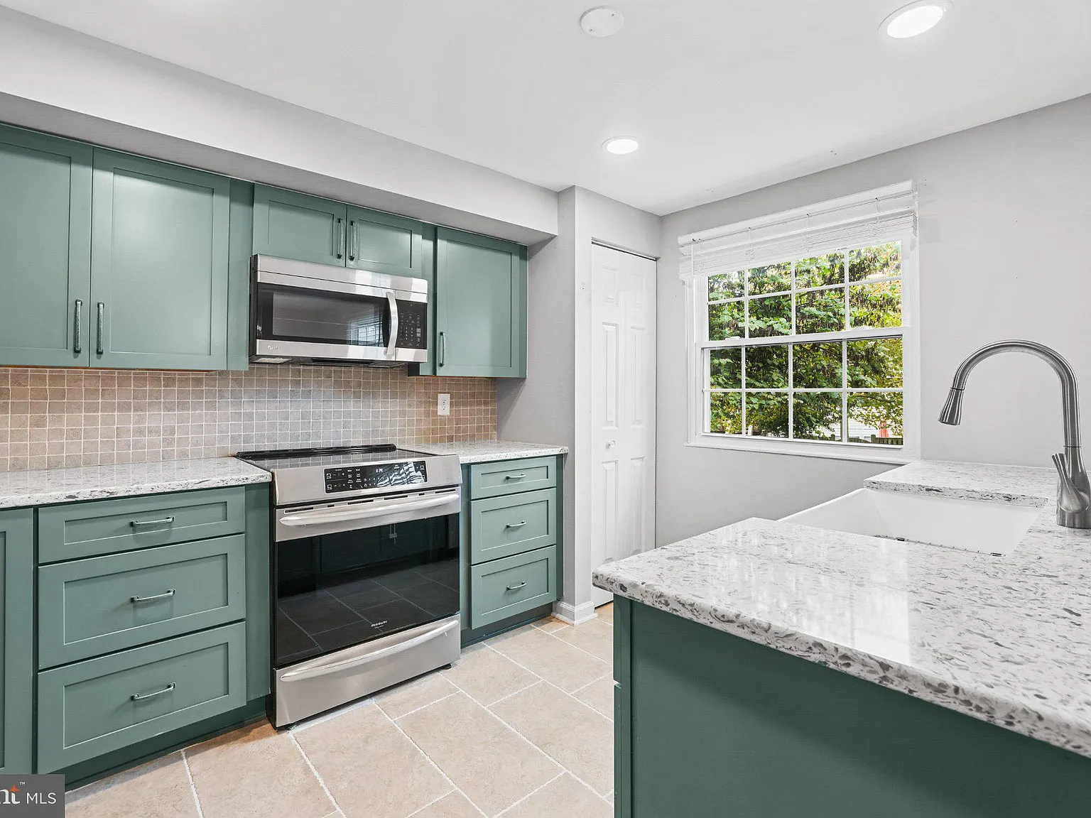 3 bed, 3.5 bath, 1773 sqft, $3,295 — Photo 2