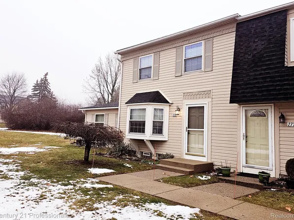275 Lake Village Dr, Walled Lake, MI 48390